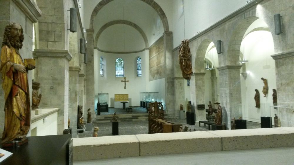 Die Ausstellung ist in einer romanischen Kirche untergebracht.