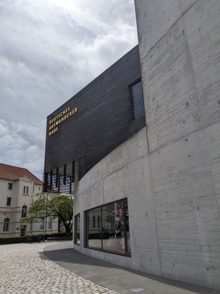 Fassade des Auswandererhauses Bremerhaven. Grauer Beton mit schwarzem Vorbau.